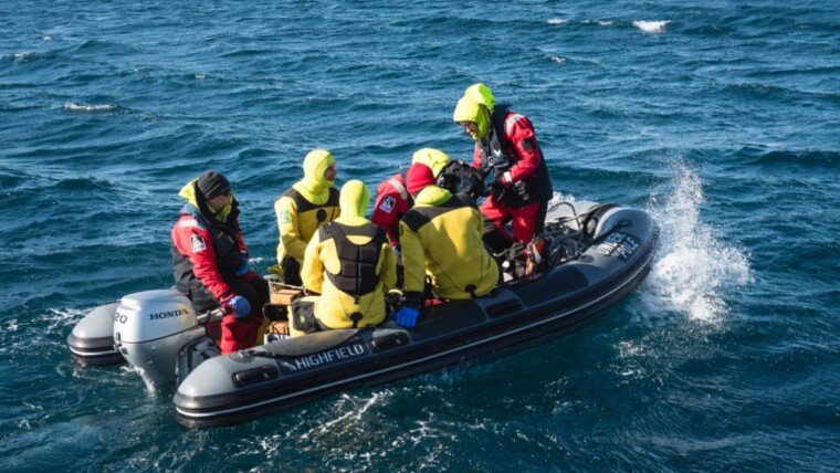 Under The Pole III is in the middle of the technical sailing of the North West passage, making its way through the increasingly compact sea ice. Leaving Resolute, the Team is now heading towards Gjoa Haven, for a challenging leg at sea. CANADA.

Under The Pole III se trouve en plein milieu du technique passage du Nord Ouest a travers une glace de plus en plus epaisse. Quittant Resolute, la destination suivante est maintenant Gjoa Haven. Une navigation trs compliquee s annonce. CANADA.